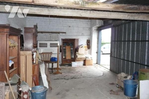 A vendre à NEUILLY LE VENDIN(53), une maison en pierres comprenant cuisine-salle à manger(ancie...