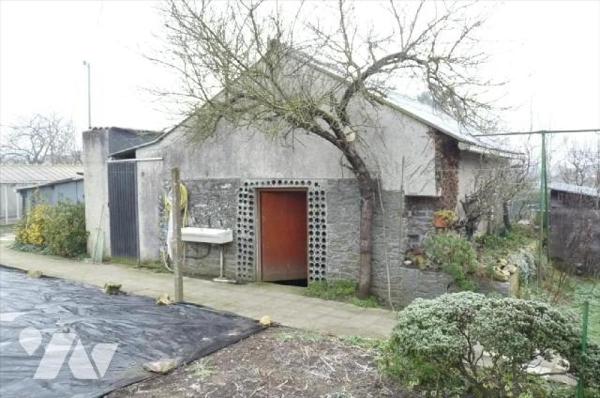A vendre à NEUILLY LE VENDIN(53), une maison en pierres comprenant cuisine-salle à manger(ancie...
