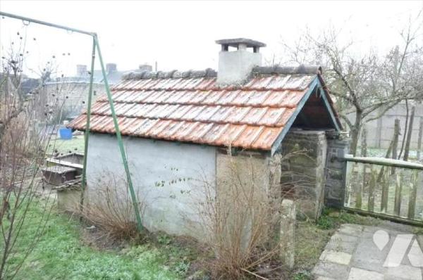 A vendre à NEUILLY LE VENDIN(53), une maison en pierres comprenant cuisine-salle à manger(ancie...