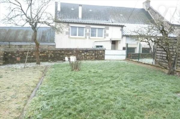 A vendre à NEUILLY LE VENDIN(53), une maison en pierres comprenant cuisine-salle à manger(ancie...