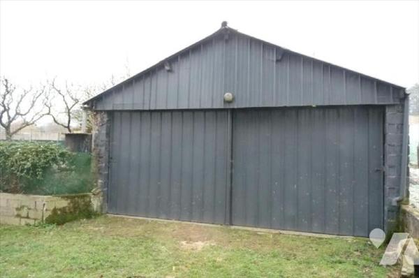 A vendre à NEUILLY LE VENDIN(53), une maison en pierres comprenant cuisine-salle à manger(ancie...