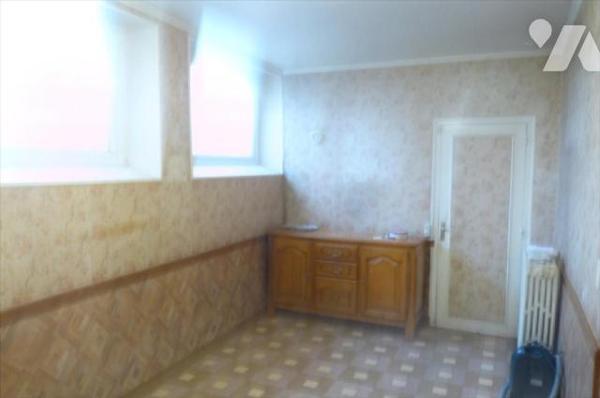 A vendre à NEUILLY LE VENDIN(53), une maison en pierres comprenant cuisine-salle à manger(ancie...