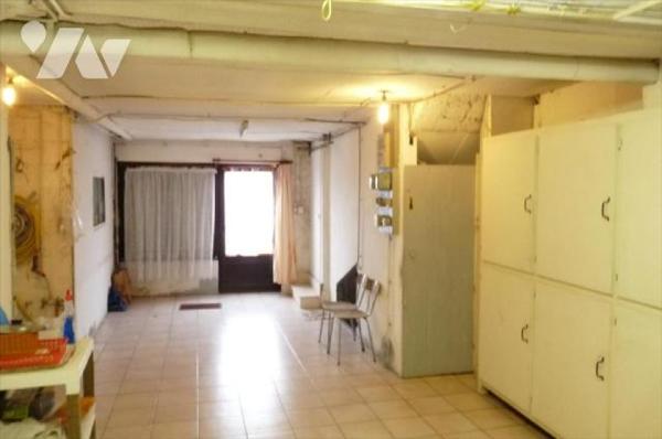 A vendre à NEUILLY LE VENDIN(53), une maison en pierres comprenant cuisine-salle à manger(ancie...