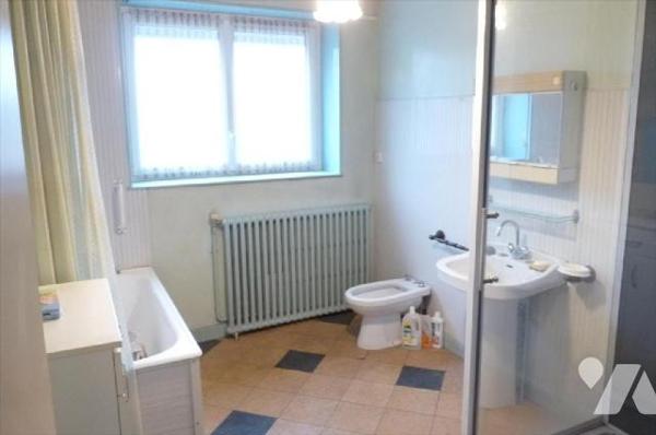 A vendre à NEUILLY LE VENDIN(53), une maison en pierres comprenant cuisine-salle à manger(ancie...