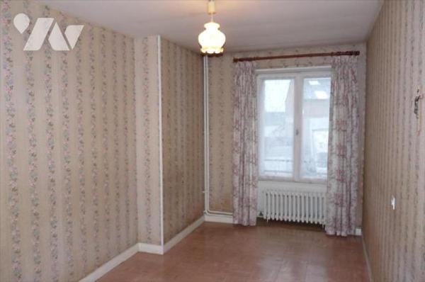 A vendre à NEUILLY LE VENDIN(53), une maison en pierres comprenant cuisine-salle à manger(ancie...