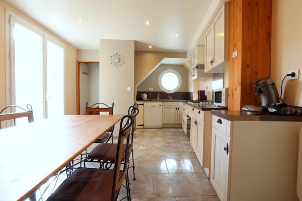 Dpt Marne (51), à vendre BISSEUIL Un ensemble de 4 gîtes en excellent état dont 12 chambres. Avec terrain et petite salle.