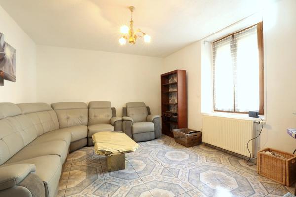 Dpt Marne (51), à vendre BISSEUIL Un ensemble de 4 gîtes en excellent état dont 12 chambres. Avec terrain et petite salle.