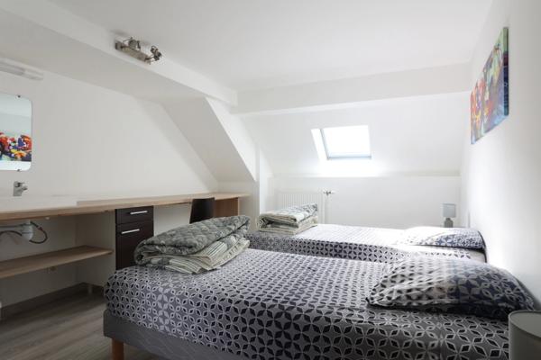 Dpt Marne (51), à vendre BISSEUIL Un ensemble de 4 gîtes en excellent état dont 12 chambres. Avec terrain et petite salle.