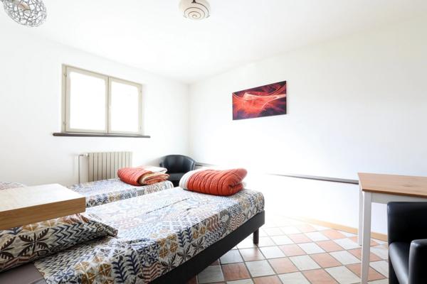 Dpt Marne (51), à vendre BISSEUIL Un ensemble de 4 gîtes en excellent état dont 12 chambres. Avec terrain et petite salle.