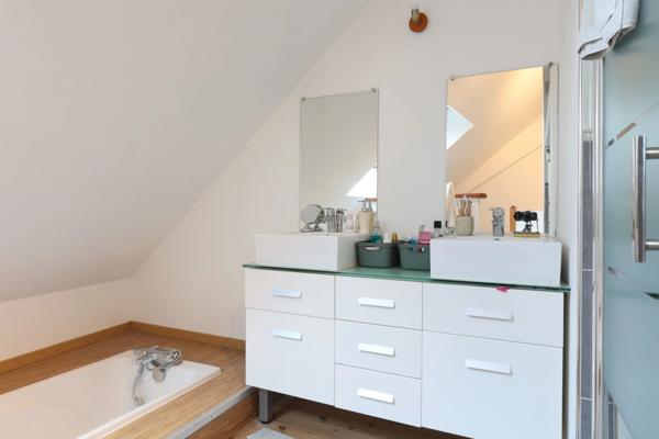 Dpt Marne (51), à vendre BISSEUIL Un ensemble de 4 gîtes en excellent état dont 12 chambres. Avec terrain et petite salle.