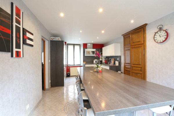 Dpt Marne (51), à vendre BISSEUIL Un ensemble de 4 gîtes en excellent état dont 12 chambres. Avec terrain et petite salle.