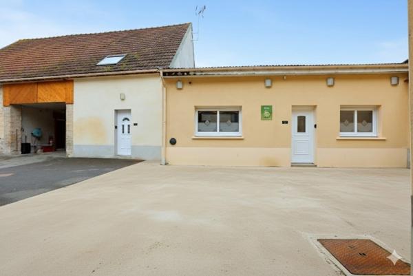 Dpt Marne (51), à vendre BISSEUIL Un ensemble de 4 gîtes en excellent état dont 12 chambres. Avec terrain et petite salle.