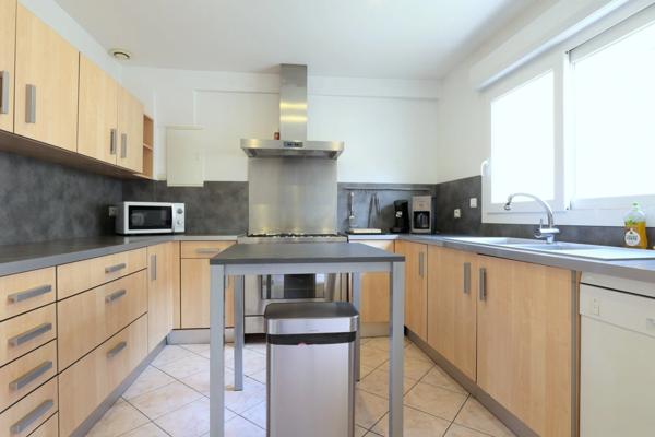 Dpt Marne (51), à vendre BISSEUIL Un ensemble de 4 gîtes en excellent état dont 12 chambres. Avec terrain et petite salle.