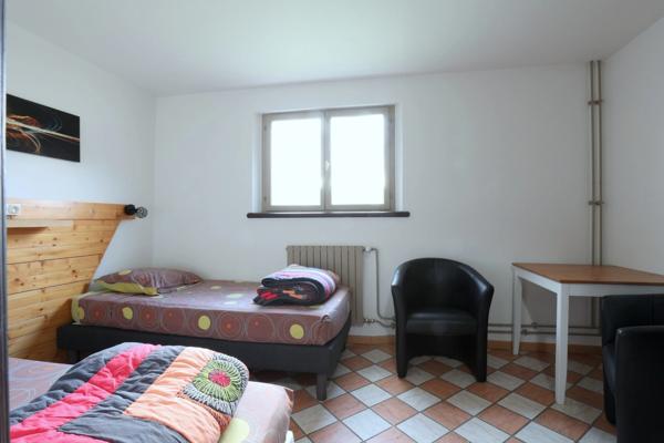 Dpt Marne (51), à vendre BISSEUIL Un ensemble de 4 gîtes en excellent état dont 12 chambres. Avec terrain et petite salle.