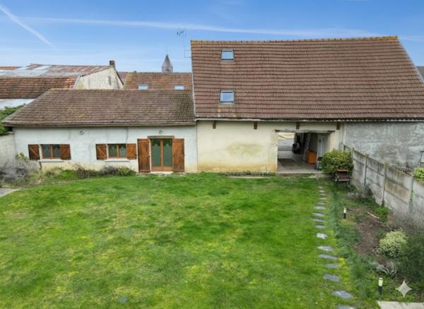 Dpt Marne (51), à vendre BISSEUIL Un ensemble de 4 gîtes en excellent état dont 12 chambres. Avec terrain et petite salle.