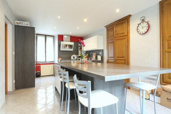 Dpt Marne (51), à vendre BISSEUIL Un ensemble de 4 gîtes en excellent état dont 12 chambres. Avec terrain et petite salle.