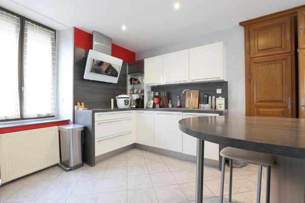 Dpt Marne (51), à vendre BISSEUIL Un ensemble de 4 gîtes en excellent état dont 12 chambres. Avec terrain et petite salle.