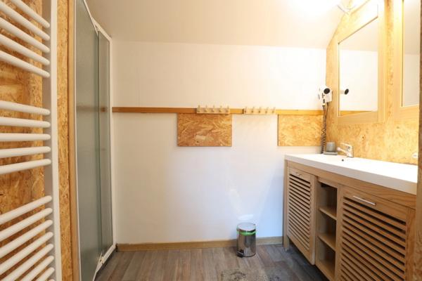 Dpt Marne (51), à vendre BISSEUIL Un ensemble de 4 gîtes en excellent état dont 12 chambres. Avec terrain et petite salle.