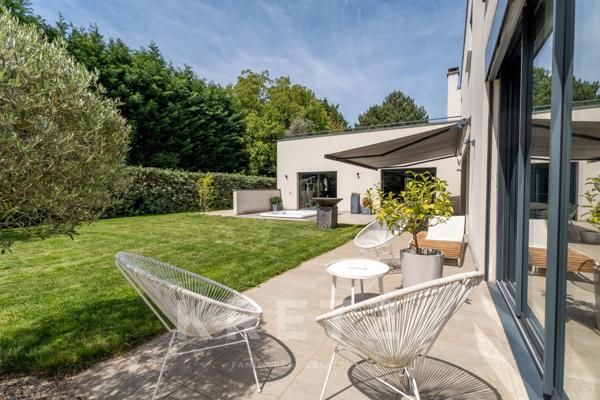 Élégance contemporaine — 311 m² sur terrain de 1 090 m²
