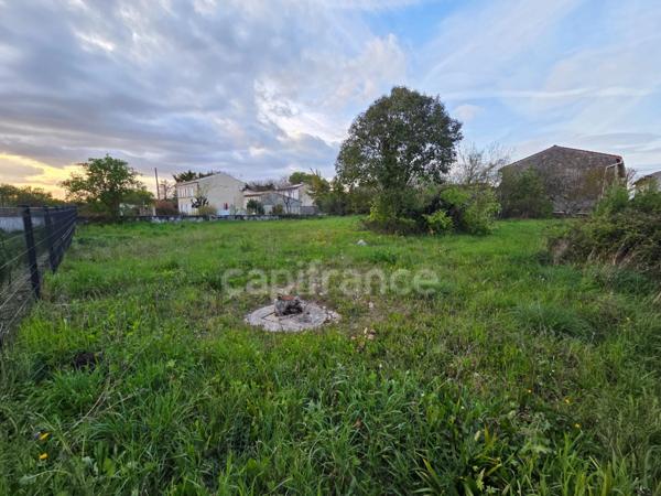 🏡 TERRAIN CONSTRUCTIBLE – À VIABILISER – TOUS RÉSEAUX EN BORD DE TERRAIN 🏡