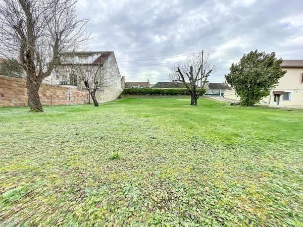 Situé à Champigny (89340)