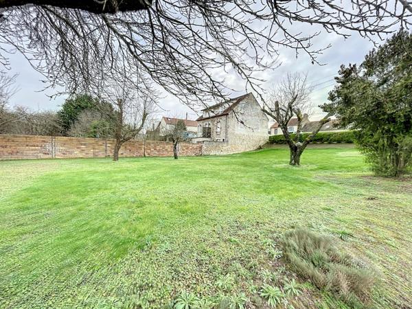 Situé à Champigny (89340)