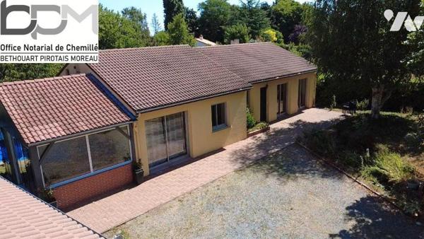 À VENDRE Propriété familiale de plain-pied à Chemillé, sur plus de 5 000 m² de terrain. Située ...