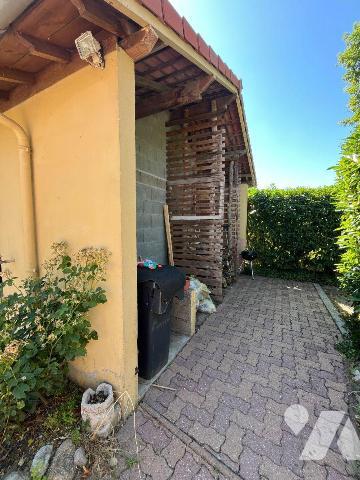 À VENDRE Propriété familiale de plain-pied à Chemillé, sur plus de 5 000 m² de terrain. Située ...