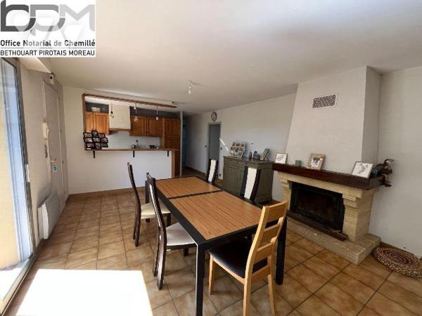 À VENDRE Propriété familiale de plain-pied à Chemillé, sur plus de 5 000 m² de terrain. Située ...