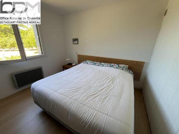 À VENDRE Propriété familiale de plain-pied à Chemillé, sur plus de 5 000 m² de terrain. Située ...