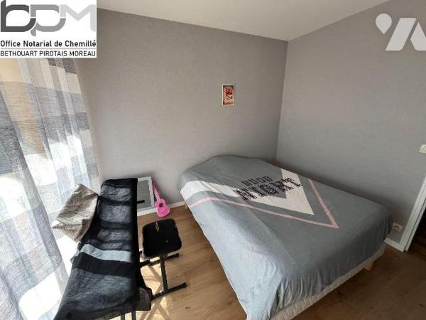 À VENDRE Propriété familiale de plain-pied à Chemillé, sur plus de 5 000 m² de terrain. Située ...