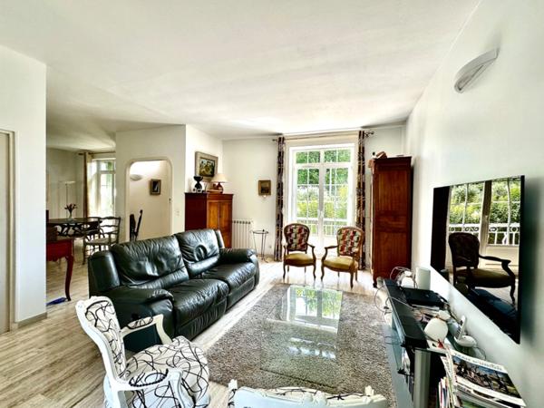 Marseille 15ème, les Aygalades, Maison de Charme avec piscine, cave et places de parking nichée au Calme Absolu.