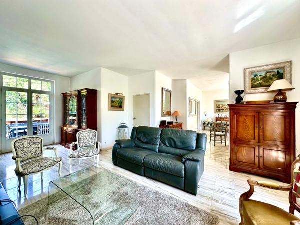 Marseille 15ème, les Aygalades, Maison de Charme avec piscine, cave et places de parking nichée au Calme Absolu.