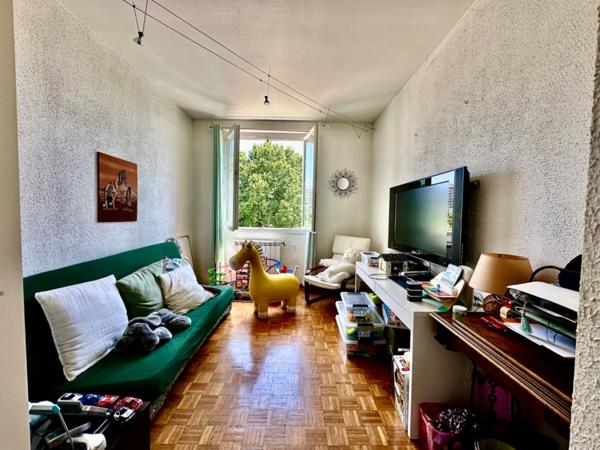 Marseille 15ème, les Aygalades, Maison de Charme avec piscine, cave et places de parking nichée au Calme Absolu.