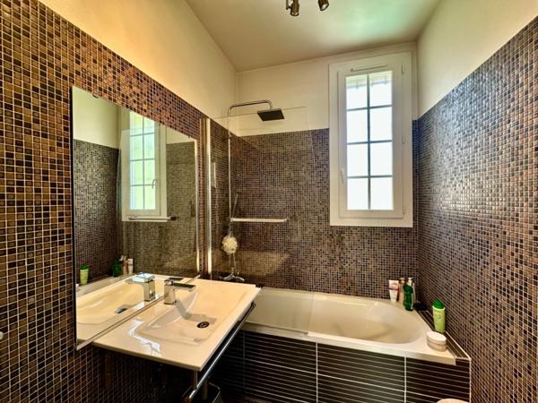 Marseille 15ème, les Aygalades, Maison de Charme avec piscine, cave et places de parking nichée au Calme Absolu.