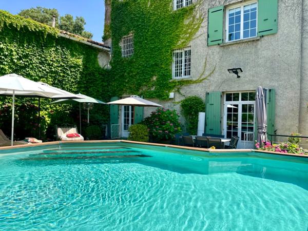 Marseille 15ème, les Aygalades, Maison de Charme avec piscine, cave et places de parking nichée au Calme Absolu.