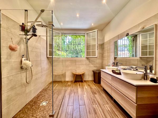 Marseille 15ème, les Aygalades, Maison de Charme avec piscine, cave et places de parking nichée au Calme Absolu.