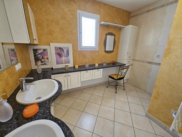 Buxerolles centre, Maison 154 m² 4 chambres avec terrasse, jardin et garage.