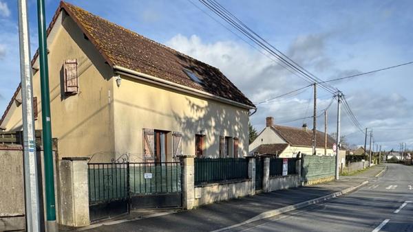 maison à Mézeray, à 28 km du Mans, avec jardin, garage et espace de vie fonctionnel.