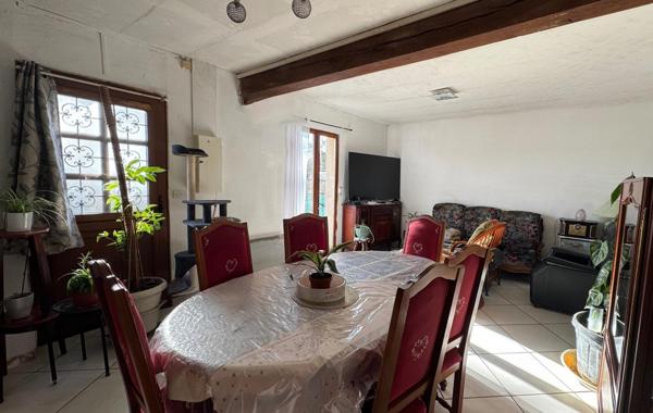 maison à Mézeray, à 28 km du Mans, avec jardin, garage et espace de vie fonctionnel.