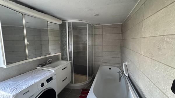 maison à Mézeray, à 28 km du Mans, avec jardin, garage et espace de vie fonctionnel.