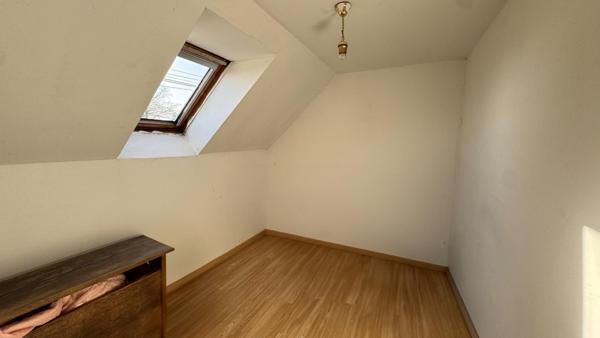 maison à Mézeray, à 28 km du Mans, avec jardin, garage et espace de vie fonctionnel.