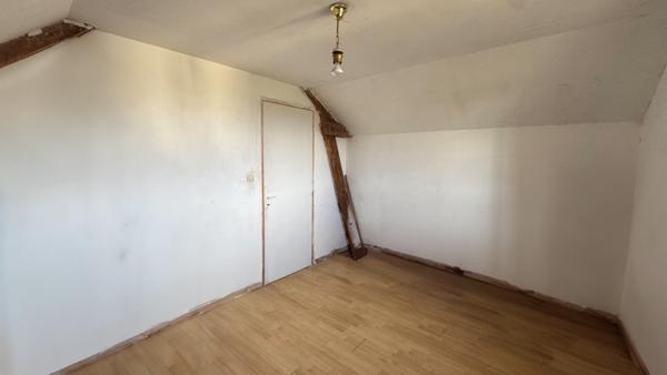 maison à Mézeray, à 28 km du Mans, avec jardin, garage et espace de vie fonctionnel.