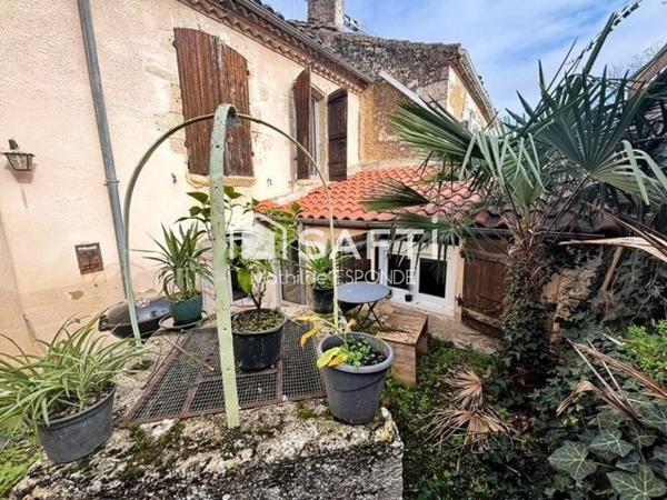 Maison de ville avec garage et cours extérieure