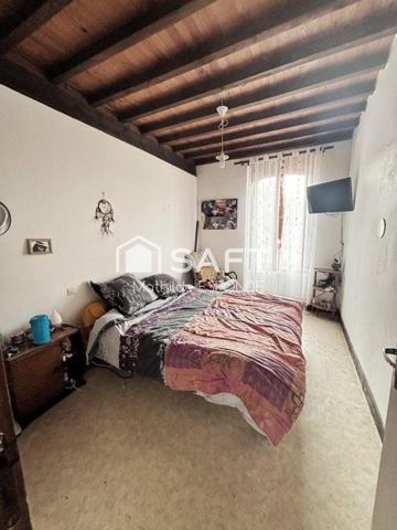 Maison de ville avec garage et cours extérieure