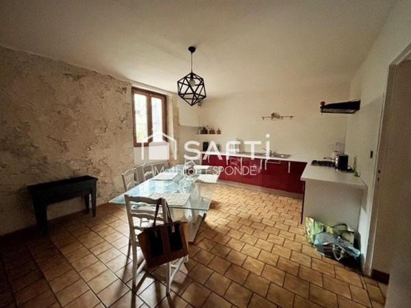 Maison de ville avec garage et cours extérieure