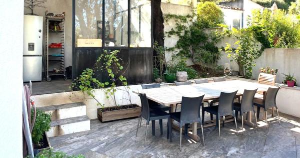 Eoures Maison principale de 5 pièces de 190 m2 sur un terrain de 2 039 m² avec piscine et une maison annexe de 49 m2 Eoures 13400