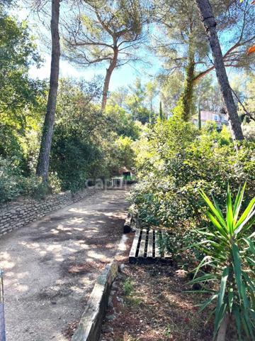 Eoures Maison principale de 5 pièces de 190 m2 sur un terrain de 2 039 m² avec piscine et une maison annexe de 49 m2 Eoures 13400