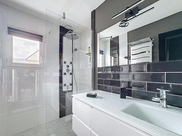 Maison contemporaine sur sous-sol total, 141m², 4 chambres - Hennebont.