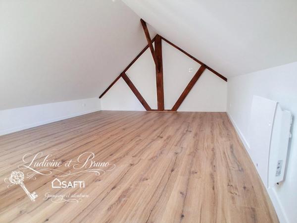 SUPERBE APPARTEMENT REFAIT A NEUF AVEC COUR PRIVATIVE